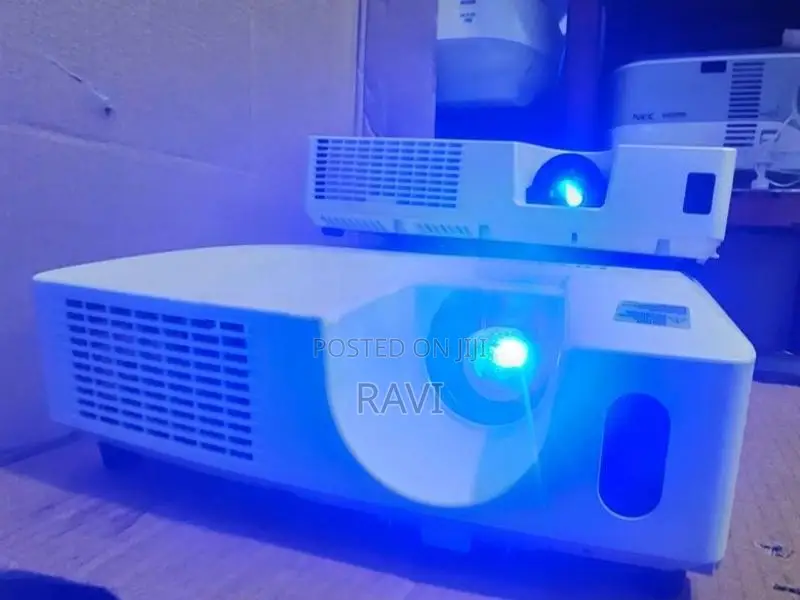 Hitachi projector Lum 4000