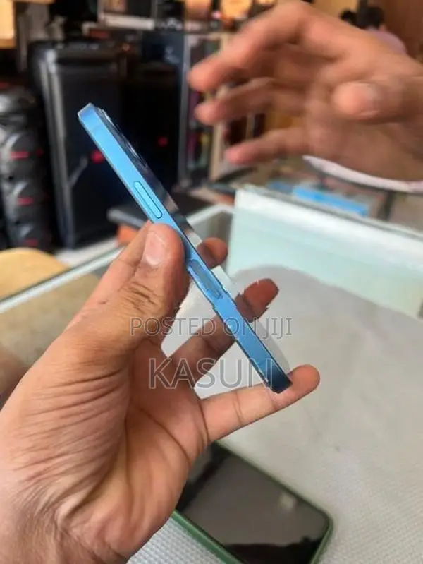 Apple iPhone 13 (Used)