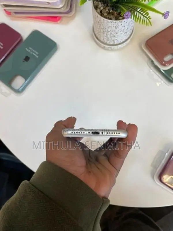 Apple iPhone SE 2 (Used)