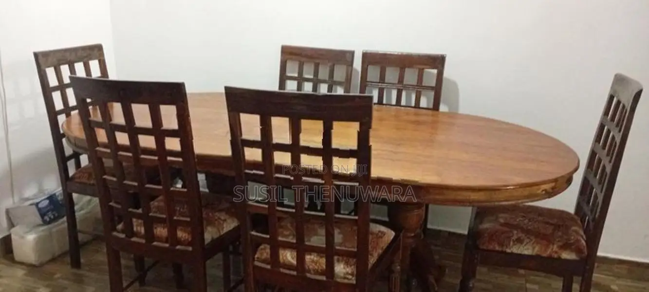 තේක්ක වලින් තනන ලද පුටු හා මේසය