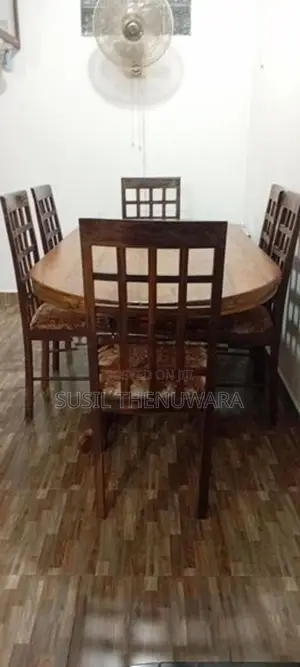 තේක්ක වලින් තනන ලද පුටු හා මේසය
