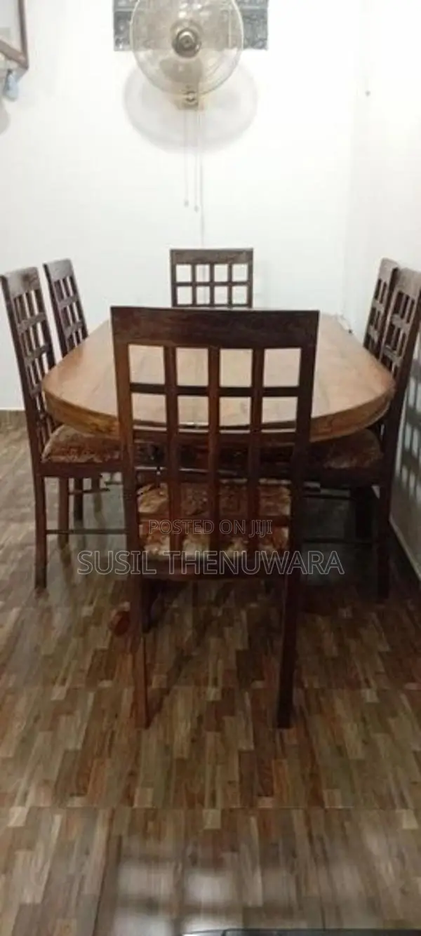 තේක්ක වලින් තනන ලද පුටු හා මේසය