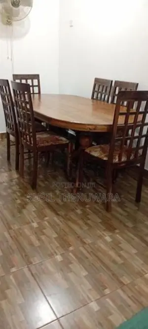තේක්ක වලින් තනන ලද පුටු හා මේසය