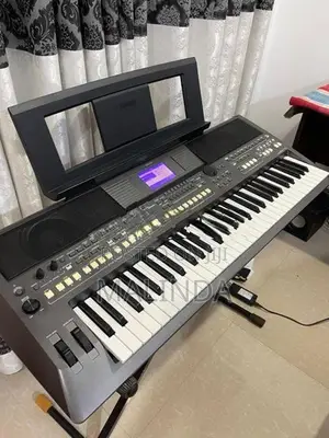 YAMAHA PSR S 670