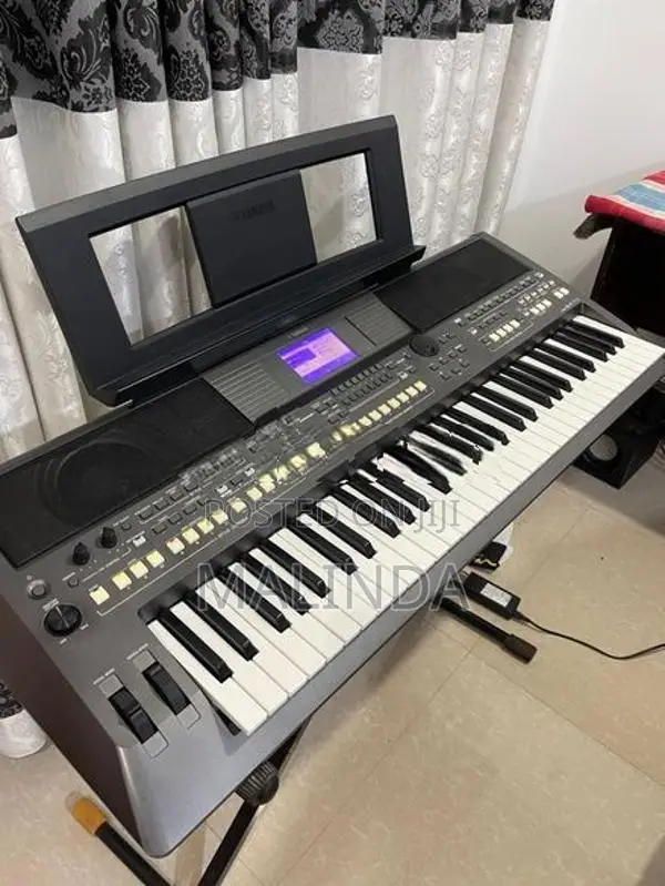YAMAHA PSR S 670