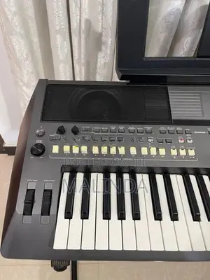 YAMAHA PSR S 670