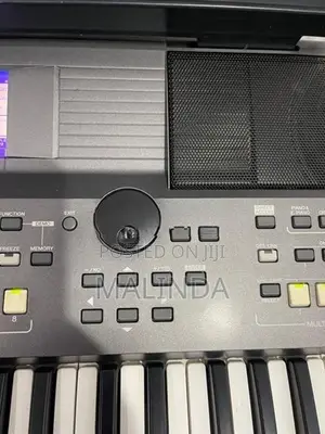 YAMAHA PSR S 670