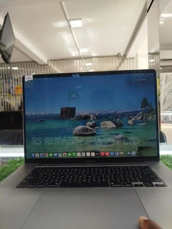 Apple macbook pro i7 16GB