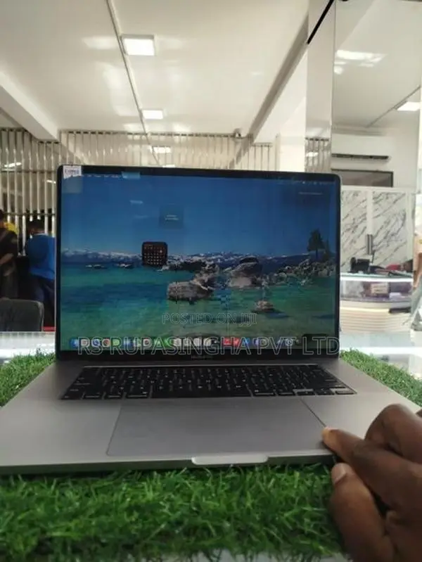Apple macbook pro i7 16GB