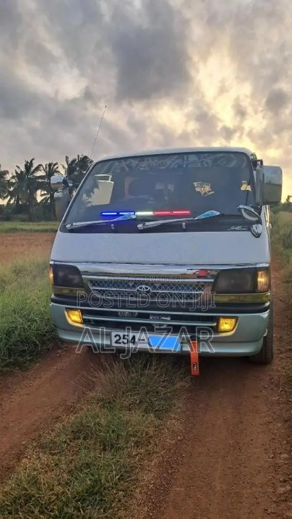 Toyota HIACE DOLPHIN LH113 SUPER GL 2000 Van (Used)