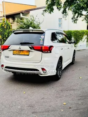 Mitsubishi Outlander PHEV Premium 2015 SUV (Used)