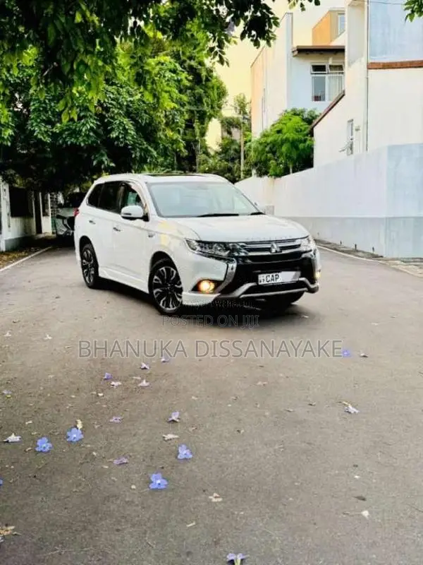 Mitsubishi Outlander PHEV Premium 2015 SUV (Used)