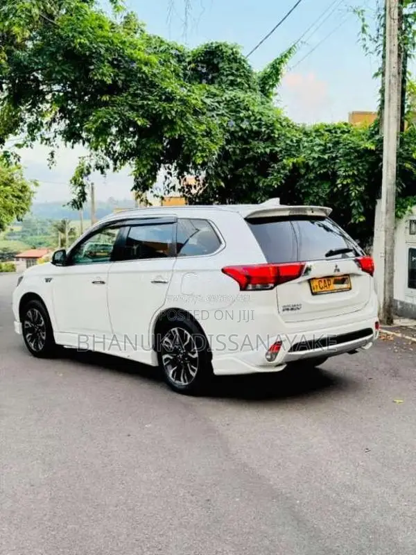Mitsubishi Outlander PHEV Premium 2015 SUV (Used)