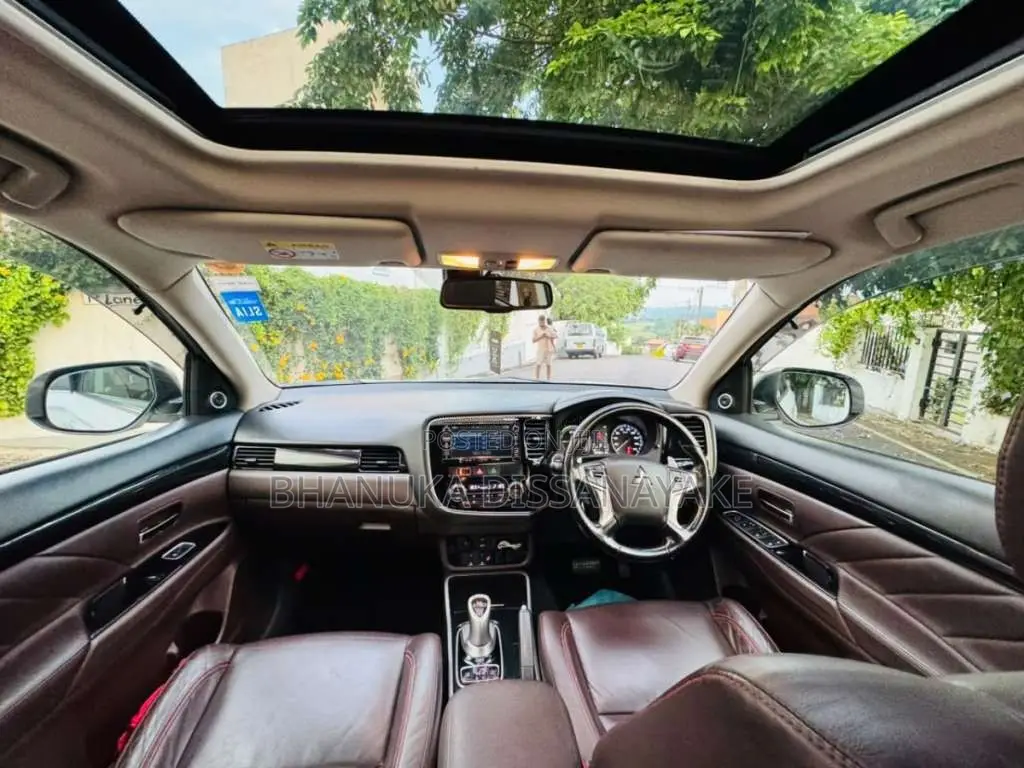 Mitsubishi Outlander PHEV Premium 2015 SUV (Used)