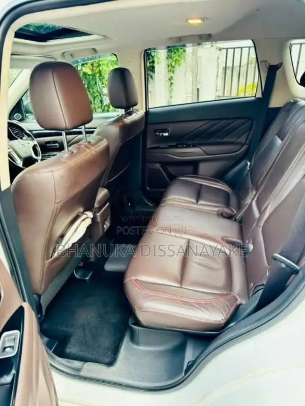 Mitsubishi Outlander PHEV Premium 2015 SUV (Used)