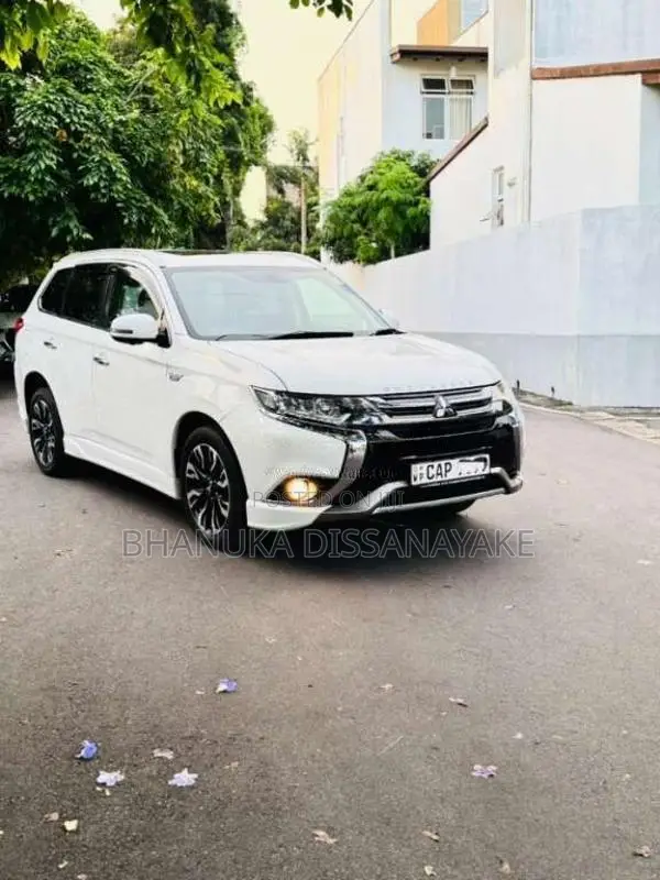 Mitsubishi Outlander PHEV Premium 2015 SUV (Used)