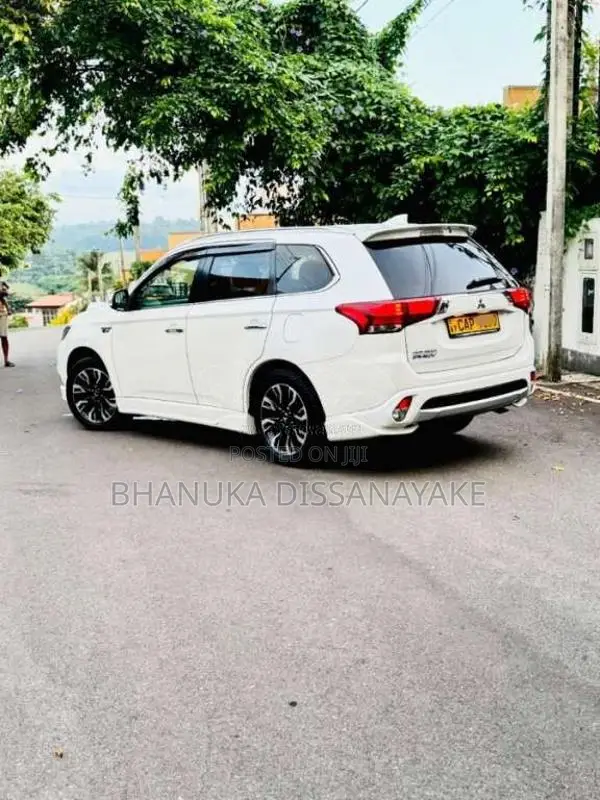 Mitsubishi Outlander PHEV Premium 2015 SUV (Used)
