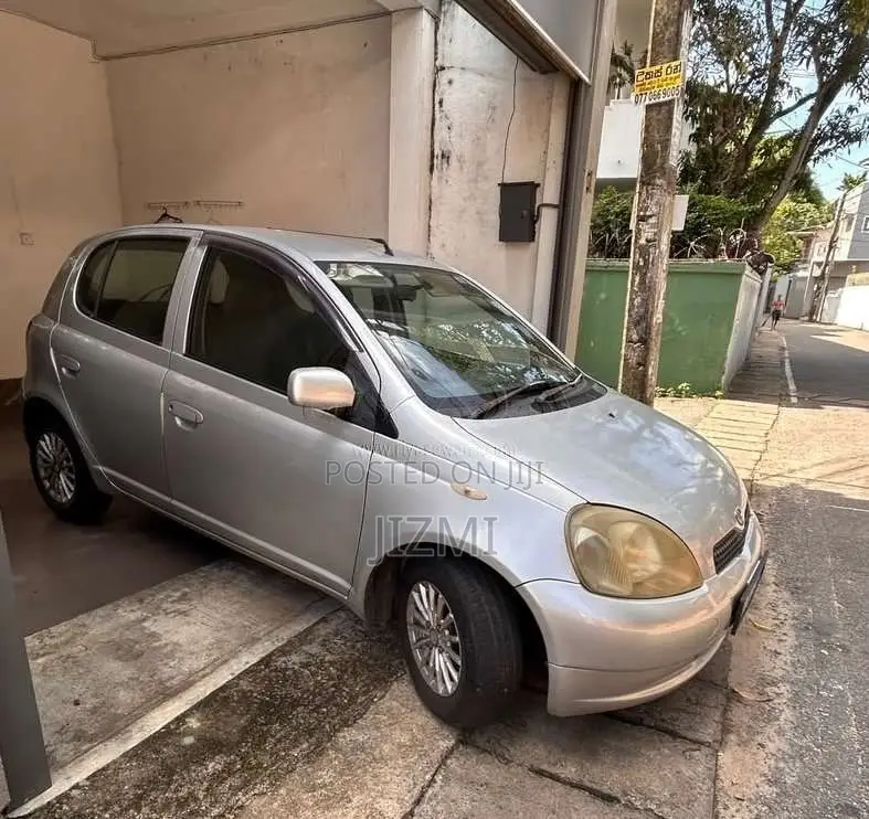 Toyota Vitz 2001 Car (Used)