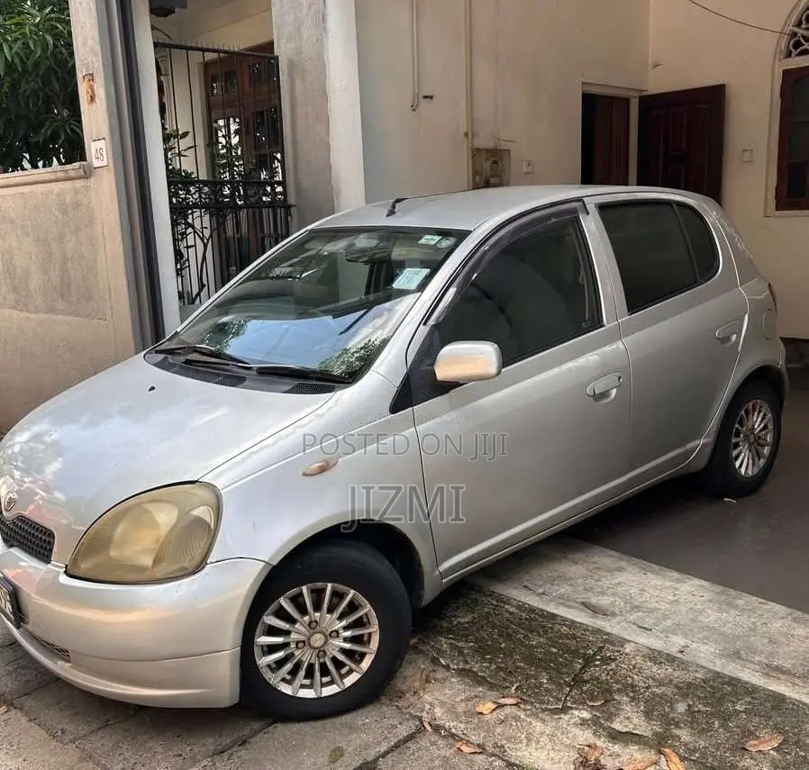 Toyota Vitz 2001 Car (Used)