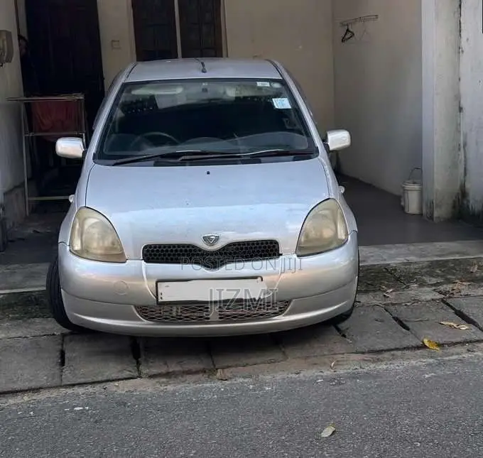 Toyota Vitz 2001 Car (Used)