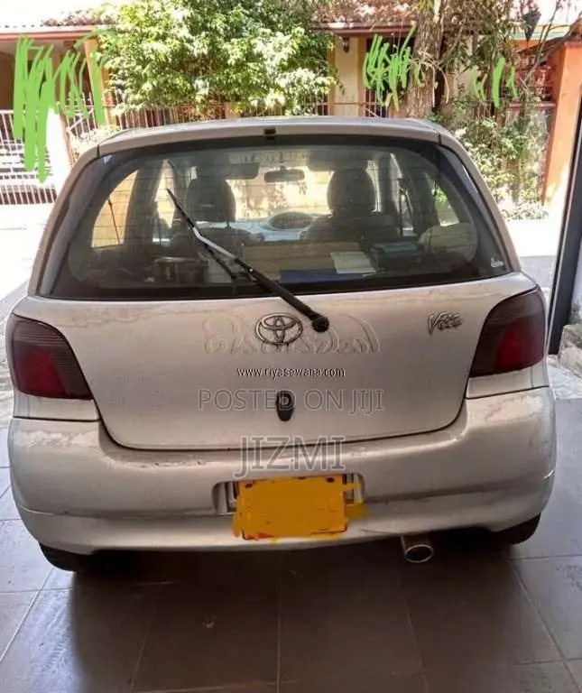 Toyota Vitz 2001 Car (Used)
