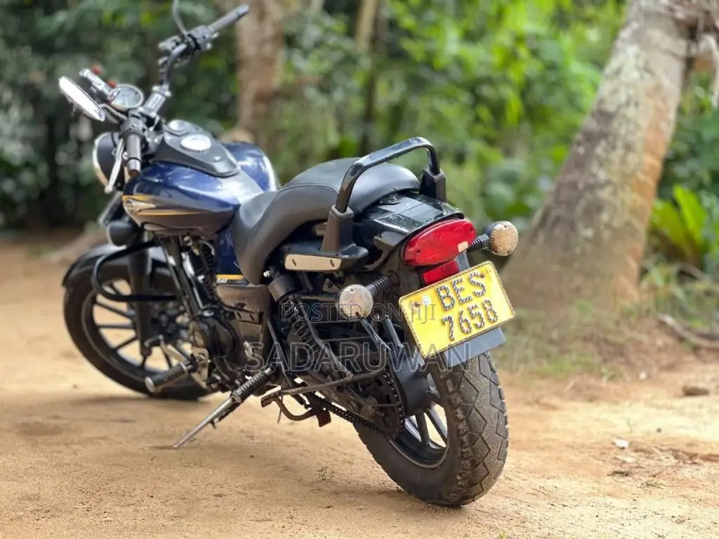 Bajaj Average 2017 Motorbike (Used)