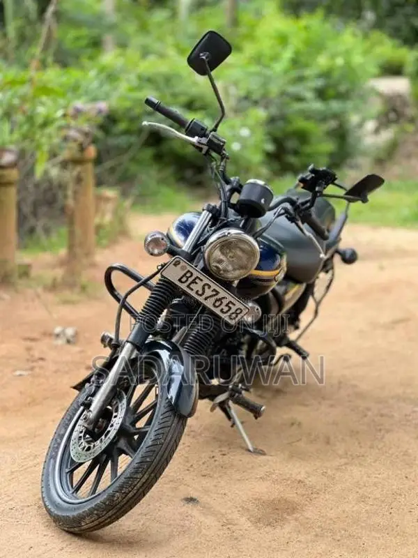 Bajaj Average 2017 Motorbike (Used)