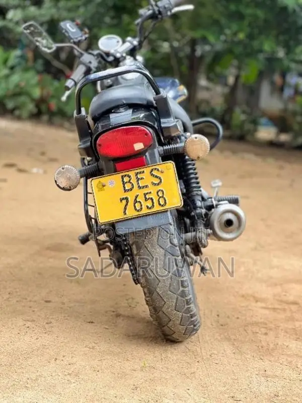 Bajaj Average 2017 Motorbike (Used)