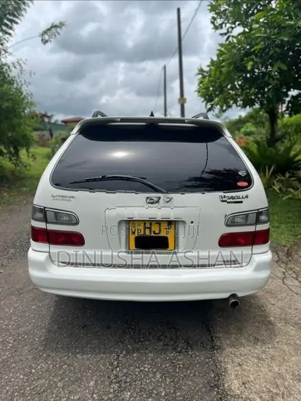 Toyota Corolla L Touring 2000