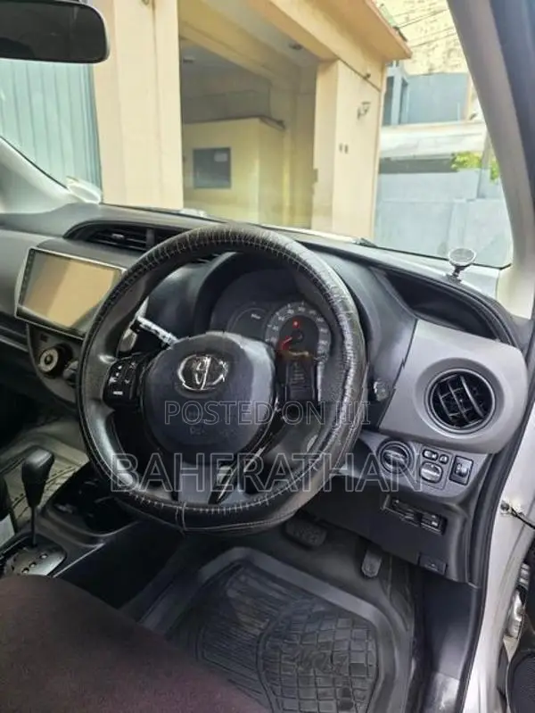 Toyota Vitz 2015