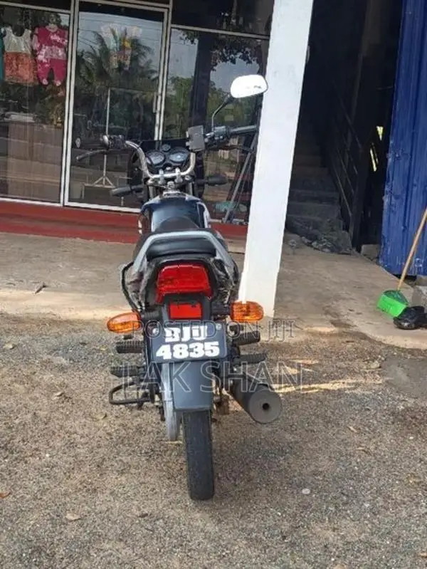 Bajaj CT100 2025
