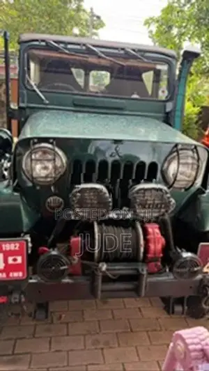 Mitsubishi 4DR 1982