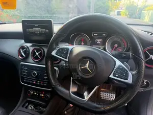Mercedes Benz CLA 180 Sunroof Premium 2018