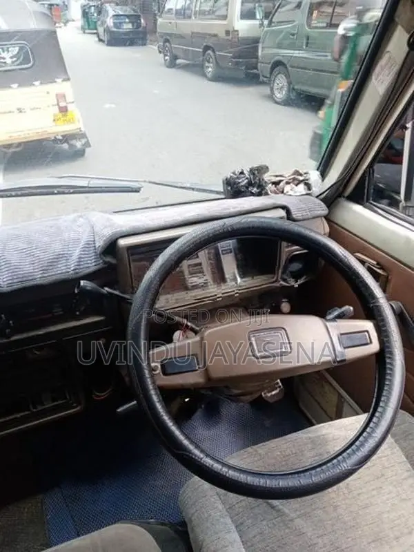 Toyota LH30 1990