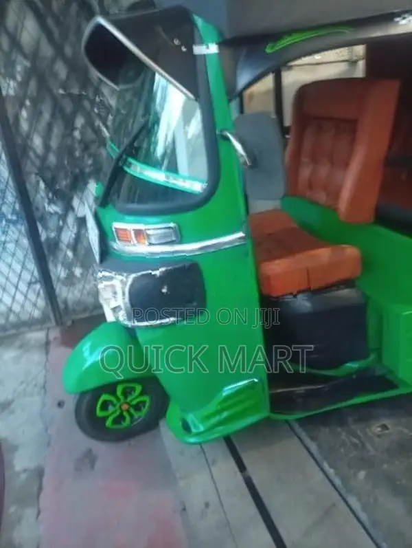 Bajaj RE 2018