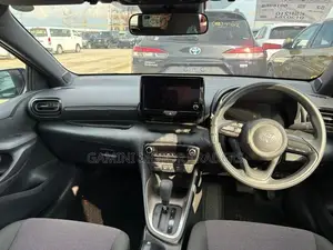 Toyota Yaris G Headrest Led Bsm 2024