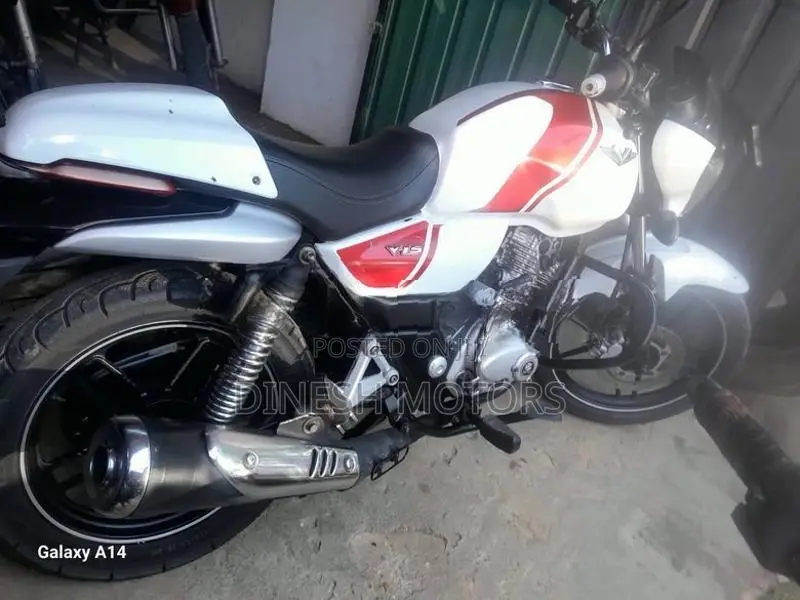 Bajaj V15 2017