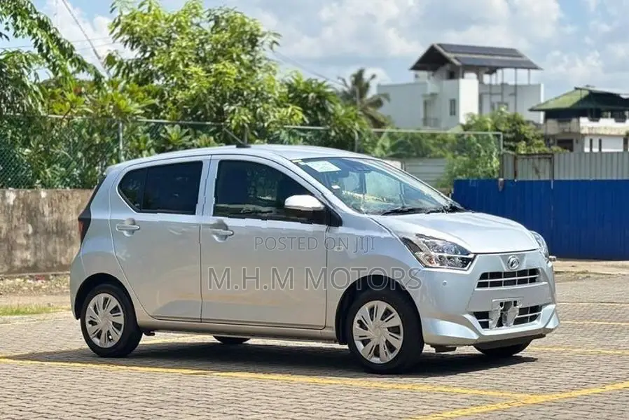 Daihatsu Mira X SA 2025