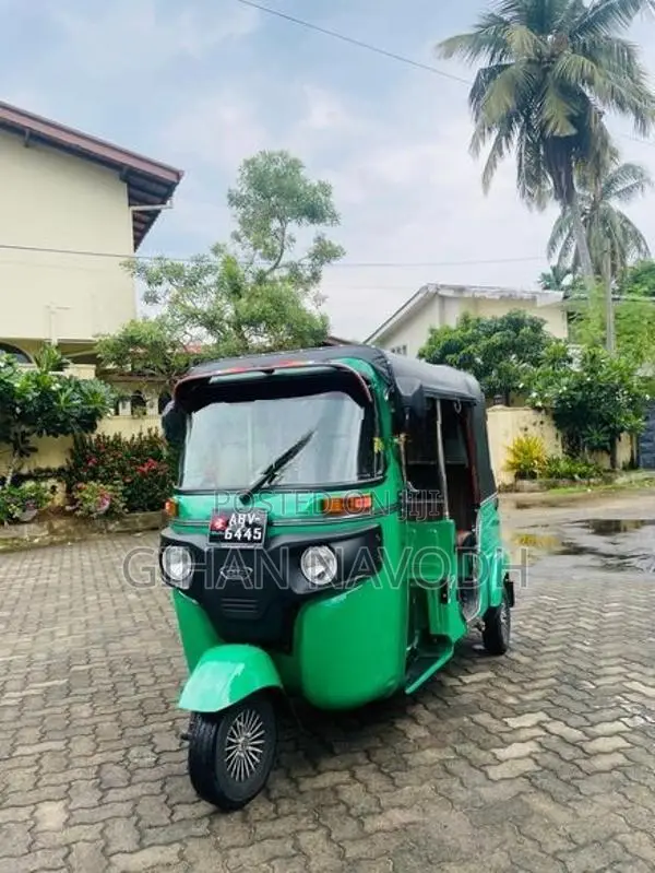 Bajaj RE 2025