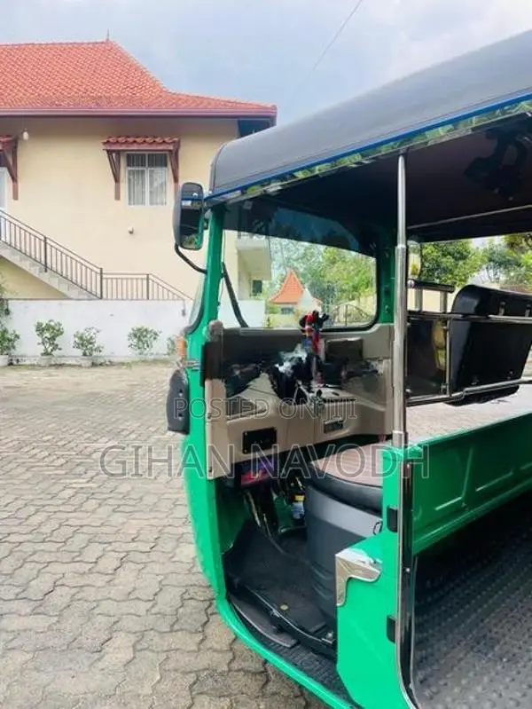 Bajaj RE 2025