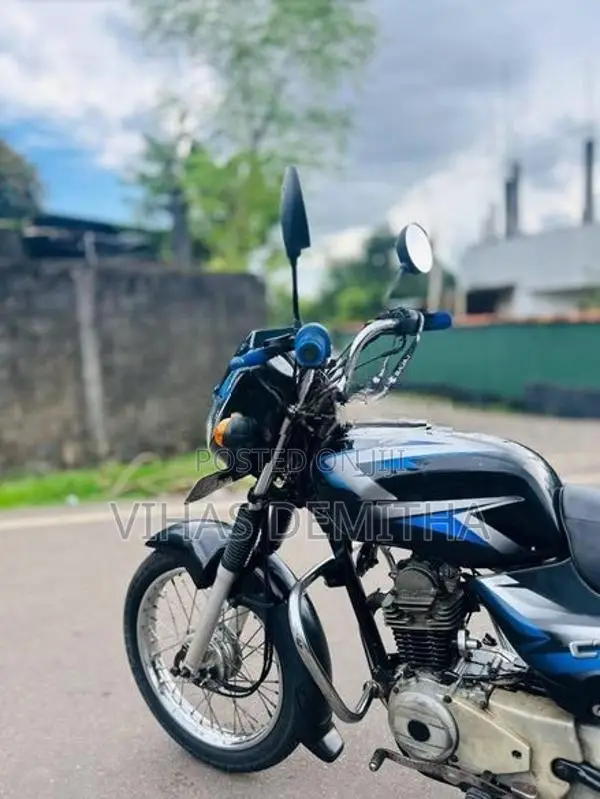 Bajaj CT100 2015