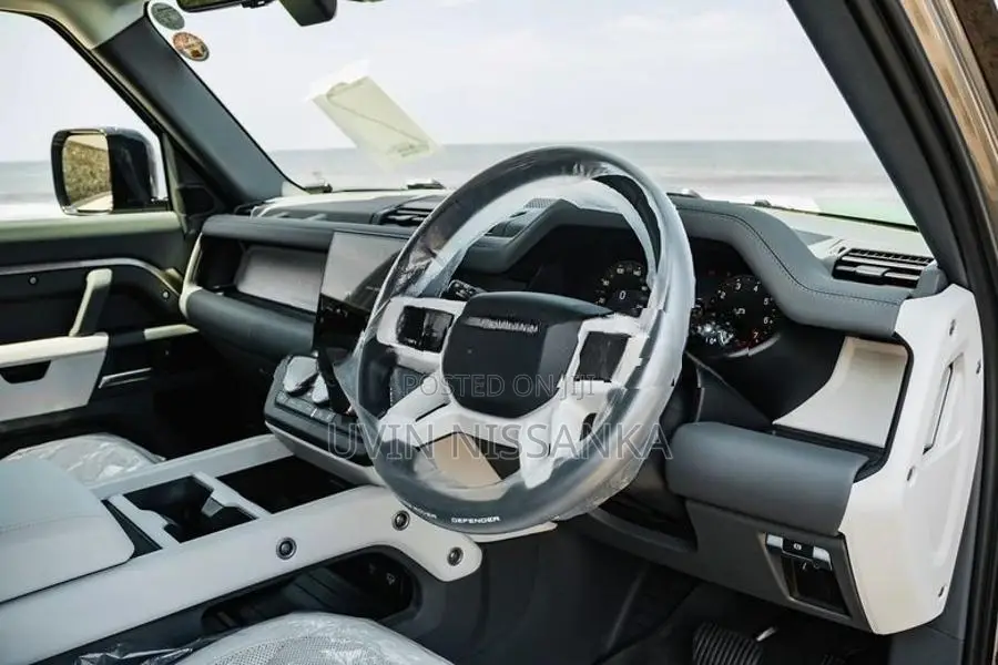 Land Rover Defender P300 2024