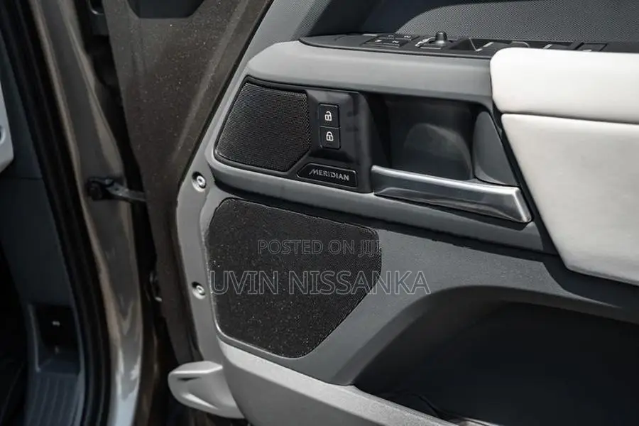 Land Rover Defender P300 2024