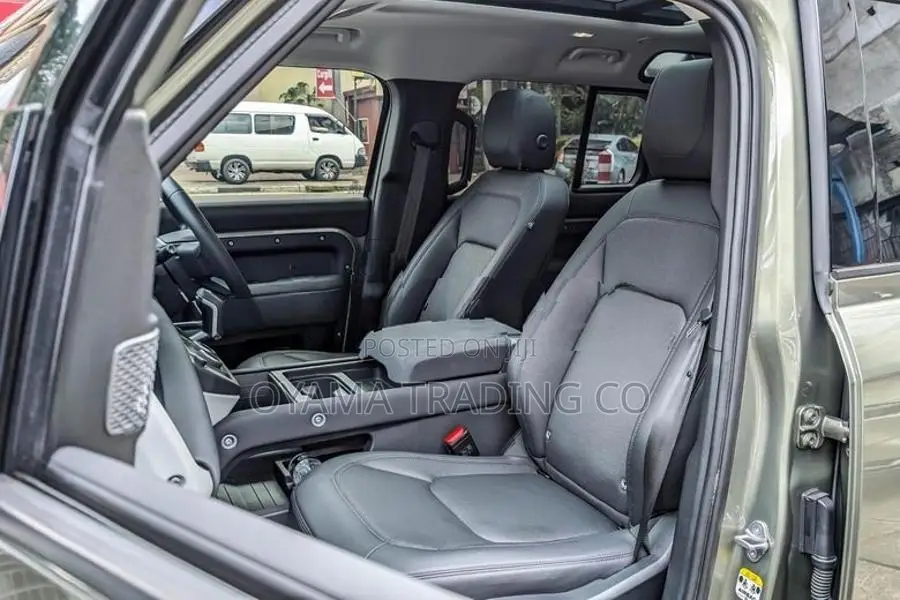 Land Rover Defender X-Dynamic SE 7 Seat 2023