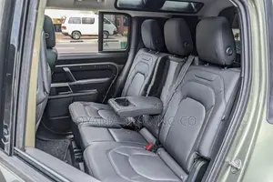 Land Rover Defender X-Dynamic SE 7 Seat 2023