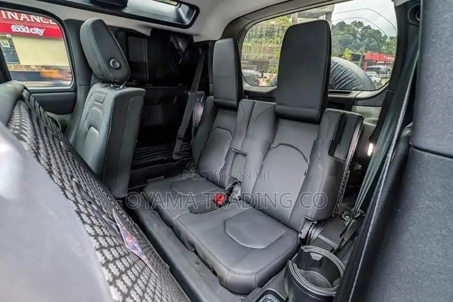 Land Rover Defender X-Dynamic SE 7 Seat 2023