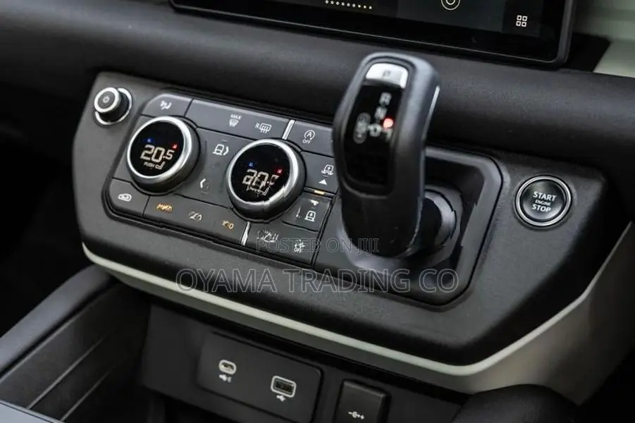 Land Rover Defender X-Dynamic SE 7 Seat 2023