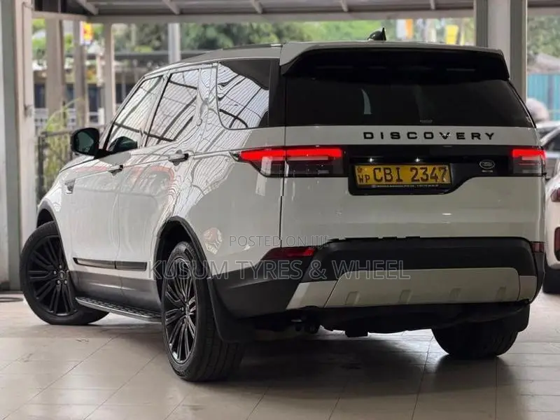 Land Rover Discovery 5 7Seater SUN ROOF 2019