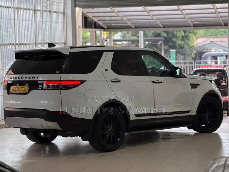 Land Rover Discovery 5 7Seater SUN ROOF 2019