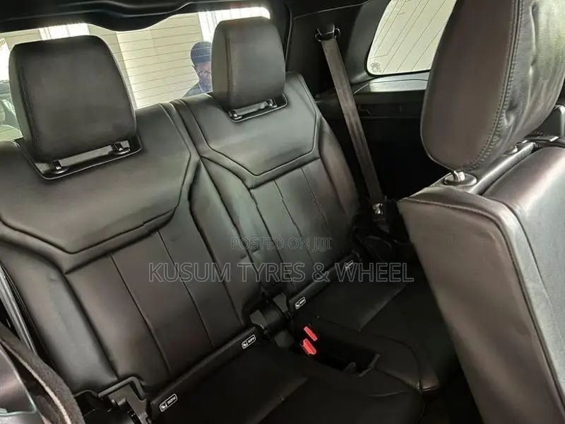 Land Rover Discovery 5 7Seater SUN ROOF 2019